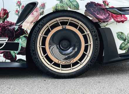 EVO Aero-Scheibenrad hinten aus Kohlefaser. Porsche 992.1 GT3 RS mit Aluminiumfelgen.