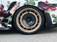 EVO Aero-Scheibenrad hinten aus Kohlefaser. Porsche 992.1 GT3 RS mit Aluminiumfelgen.