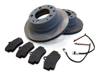 Voorremblokken en remschijfpakket. Porsche 944 2.7L 8V 1988-89 / 944S 2.5L 16V 1987-88 - 94435104105, 94435195103, 94461221200, 94435195102, 94435195104, 477698155, 92835194200, 92835195100