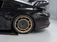 Aerodynamische schijven achterwiel van koolstofvezel. Porsche 992.1 GT3 Aerodynamische schijven achterwiel van koolstofvezel. Porsche 992.1 GT3