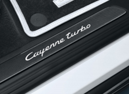 Seitenschwellerleisten in Carbon mit Logo. Porsche 958 Cayenne MKIII - 95804480013, 95804480017, 95804480037