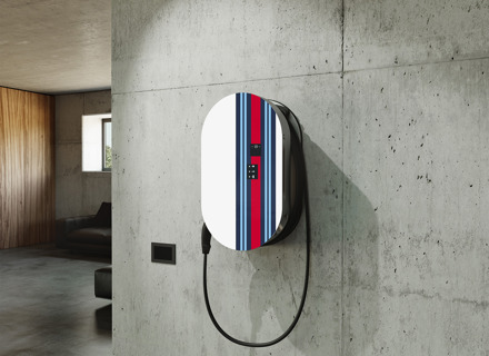 Copertura di design nel design MARTINI RACING® per dock di ricarica chiuso. Porsche Taycan / Cayenne E-Hybrid / Panamera E-Hybrid - 7PP915706A, 9J104400030, 9J104400031 Copertura di design nel design MARTINI RACING® per dock di ricarica chiuso. Porsche Taycan / Cayenne E-Hybrid / Panamera E-Hybrid - 7PP915706A, 9J104400030, 9J104400031