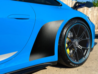 Protezioni antischegge MagnaFin WrapFin a forma di "pinna di squalo". Per Porsche 992 / S / GTS / GT3 - 992809691, 992809692, 992809691B, 992809692B, 992044870, 992044871 - WF992C