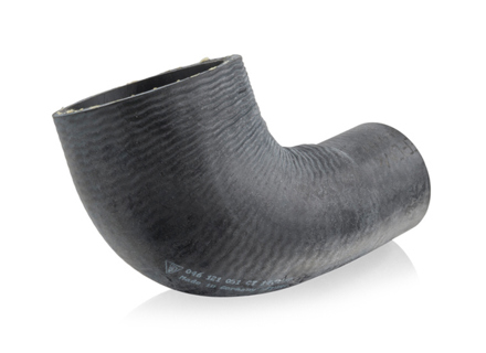 Tubo flessibile della pompa dell'acqua del liquido di raffreddamento del motore. Porsche 924 - 046121051 Tubo flessibile della pompa dell'acqua del liquido di raffreddamento del motore. Porsche 924 - 046121051