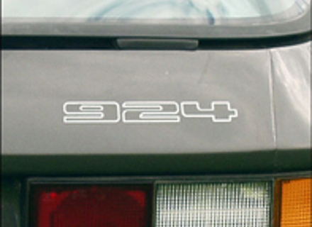 924 - Zilveren stickerbadge Porsche 924 1976-85 - 477853625C 924 - Zilveren stickerbadge Porsche 924 1976-85 - 477853625C