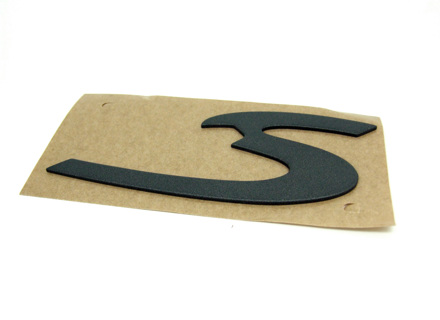 S - Badge met uitsparing, grijs. Porsche 993 C4S - 99355924300D04, 993.559.243.00.D04