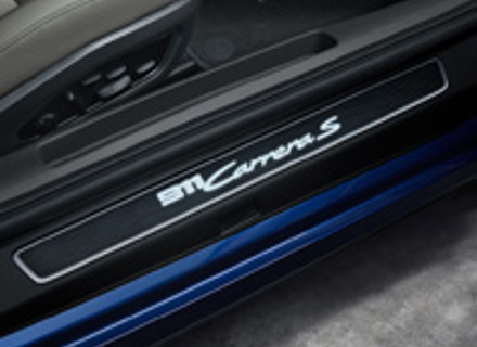 Dorpellijsten van geborsteld donkerzilver aluminium, verlicht. Porsche 992.1 - 99204482060 Dorpellijsten van geborsteld donkerzilver aluminium, verlicht. Porsche 992.1 - 99204482060