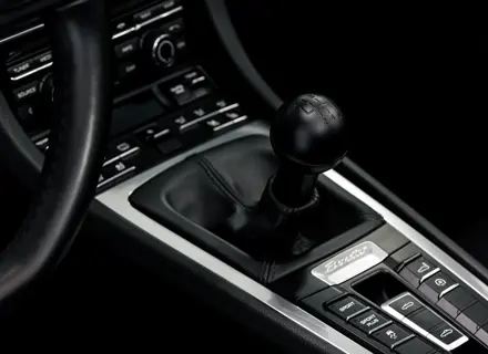 Aluminium zwarte klassieke pookknop 7 versnellingen. Porsche 991 / 992 - 991424075108YR, 991424075208YR, 9914240752522W0, 991424075262W0, 991424075322W0, 991424980138YR, 991424980137A0, 991424980138C0, 991424980139H6, 99142498013N11, 99142498013PL1, 991424980238YR, 99142498023DSY, 99142498023DVG, 991424980236U7, 991424980237A0, 991424980238C0, 991424980239H6, 99142498023PL1, 99142498023N11, 991424075318YR, 991424980358YR, 99142498035OG6, 99142498035PL1, 99142498035OH7, 99142498035OK6, 991424980358C0, 991424980359H6, 992711141C8YR, 992711141DOX7, 992711141EOX7, 9927111418YR, 992711141FOX7 Aluminium zwarte klassieke pookknop 7 versnellingen. Porsche 991 / 992 - 991424075108YR, 991424075208YR, 9914240752522W0, 991424075262W0, 991424075322W0, 991424980138YR, 991424980137A0, 991424980138C0, 991424980139H6, 99142498013N11, 99142498013PL1, 991424980238YR, 99142498023DSY, 99142498023DVG, 991424980236U7, 991424980237A0, 991424980238C0, 991424980239H6, 99142498023PL1, 99142498023N11, 991424075318YR, 991424980358YR, 99142498035OG6, 99142498035PL1, 99142498035OH7, 99142498035OK6, 991424980358C0, 991424980359H6, 992711141C8YR, 992711141DOX7, 992711141EOX7, 9927111418YR, 992711141FOX7