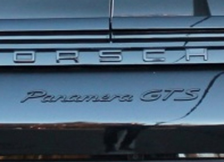 „PANAMERA GTS“ Heck-Emblem, grundiert. Porsche 971 Panamera 2017>> - 971044880A, 971044880AG2X „PANAMERA GTS“ Heck-Emblem, grundiert. Porsche 971 Panamera 2017>> - 971044880A, 971044880AG2X