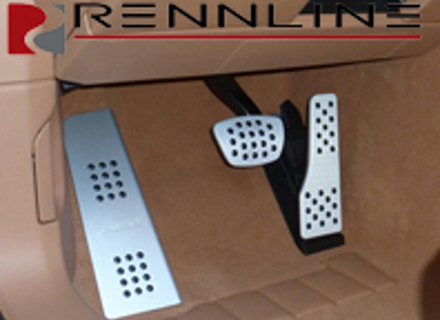Set di pedali Rennline in alluminio da 3 pezzi con impugnatura in gomma con stemma Porsche. Porsche Panamera PDK - P7162102C, P71.62102C Set di pedali Rennline in alluminio da 3 pezzi con impugnatura in gomma con stemma Porsche. Porsche Panamera PDK - P7162102C, P71.62102C