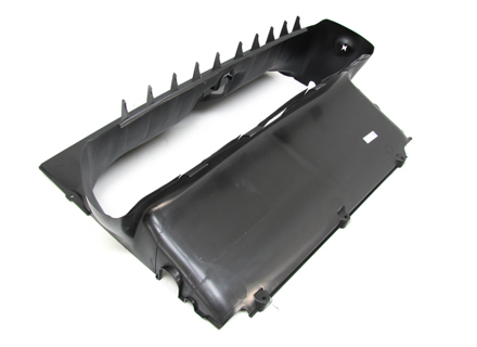 Conduit d'air de la grille centrale du pare-chocs avant. Porsche 958 Cayenne hybride - 95857532330 Conduit d'air de la grille centrale du pare-chocs avant. Porsche 958 Cayenne hybride - 95857532330