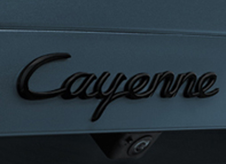 Heckdeckelplakette „Cayenne“, in Schwarz (matt). Porsche 9YA Cayenne / S Coupé - 9Y004487021OK1, 9Y004487021