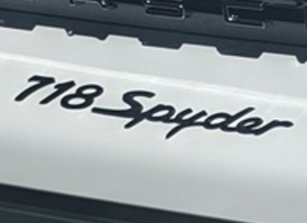 Badge arrière '718 Spyder' pour Porsche 718 (982) Boxster Spyder - 98204480083041 Badge arrière '718 Spyder' pour Porsche 718 (982) Boxster Spyder - 98204480083041