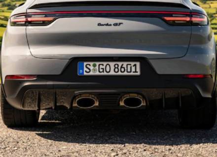 Garniture centrale inférieure du pare-chocs arrière en carbone noir brillant. Porsche 9YA Cayenne turbo GT Coupé - 9Y0807834MO3G Garniture centrale inférieure du pare-chocs arrière en carbone noir brillant. Porsche 9YA Cayenne turbo GT Coupé - 9Y0807834MO3G