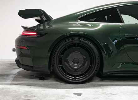 EVO Aero disc achterwiel van koolstofvezel. Porsche 992.2 GT3 met aluminium velgen.