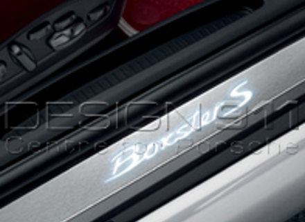 Baguettes de bas de caisse en acier inoxydable avec logo, illuminées. Porsche 981 Boxster / 718 (982) Boxster - 98104480010, 98104480011 Baguettes de bas de caisse en acier inoxydable avec logo, illuminées. Porsche 981 Boxster / 718 (982) Boxster - 98104480010, 98104480011