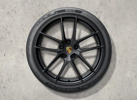 Jeu de roues forgées légères d'été Turbo GT de 21 pouces avec pneus de piste. Porsche Taycan (MK2) Turbo GT 2024>> - 9J1073673AT, 9J104440010 - 9J1073673AT Jeu de roues forgées légères d'été Turbo GT de 21 pouces avec pneus de piste. Porsche Taycan (MK2) Turbo GT 2024>> - 9J1073673AT, 9J104440010 - 9J1073673AT