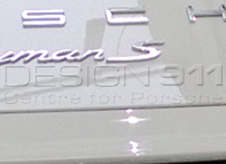 Insignia 'S' para Porsche 981C Cayman S 2015>> - 98155924500 Insignia 'S' para Porsche 981C Cayman S 2015>> - 98155924500