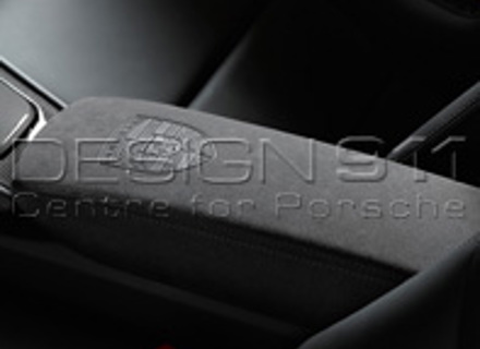 Coperchio del vano portaoggetti consolle centrale ALCANTARA NERO con stemma PORSCHE. Porsche 991.2 / 982 Boxster / 982 Cayman - 9P1857151C2W0 Coperchio del vano portaoggetti consolle centrale ALCANTARA NERO con stemma PORSCHE. Porsche 991.2 / 982 Boxster / 982 Cayman - 9P1857151C2W0