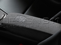 Coperchio del vano portaoggetti consolle centrale ALCANTARA NERO con stemma PORSCHE. Porsche 991.2 / 982 Boxster / 982 Cayman - 9P1857151C2W0 Coperchio del vano portaoggetti consolle centrale ALCANTARA NERO con stemma PORSCHE. Porsche 991.2 / 982 Boxster / 982 Cayman - 9P1857151C2W0