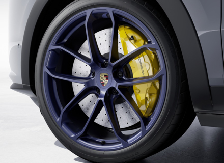 22-Zoll-Leichtmetallrad im GT-Design hinten, in Ocean Blue Pearl-Effekt. Porsche 9YA / 9YB Cayenne - 9Y3601025APIG4, 9Y3601025BAIG4 22-Zoll-Leichtmetallrad im GT-Design hinten, in Ocean Blue Pearl-Effekt. Porsche 9YA / 9YB Cayenne - 9Y3601025APIG4, 9Y3601025BAIG4