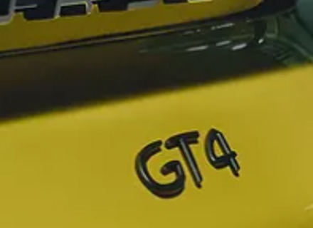 Insignia trasera de GT4, en la espalda. Porsche 718 (982) Caimán GT4 - 98204480084041 Insignia trasera de GT4, en la espalda. Porsche 718 (982) Caimán GT4 - 98204480084041