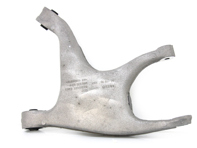 后纵臂下部。适用于 2014 款保时捷 Macan 95B。 - 8R0505311F, 8R0505312F